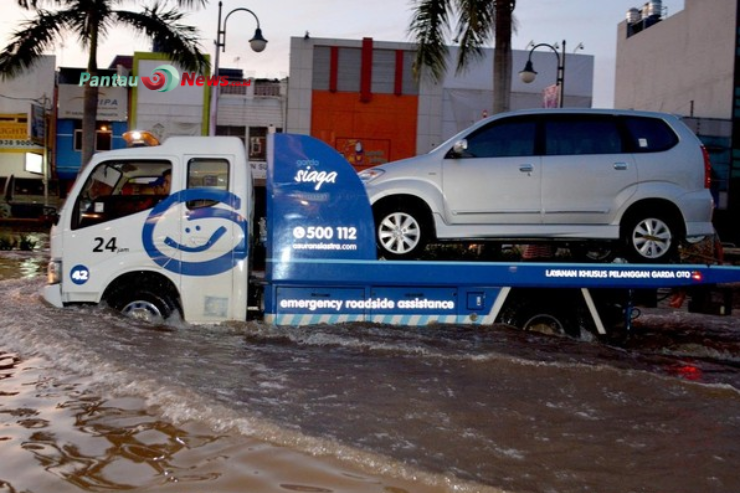 Mobil Terendam Banjir, Berikut Daftar Layanan Towing di Jabodetabek