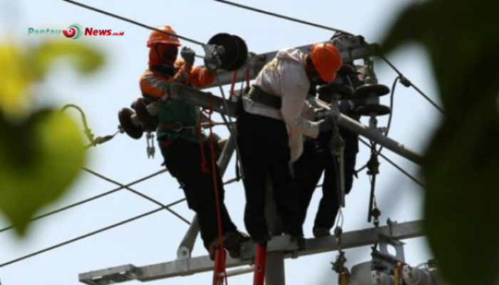 Petugas PLN Tersengat Listrik Saat Pemasangan Jaringan, Alami Luka Bakar Serius