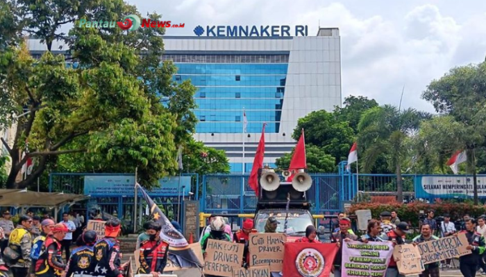 Driver Ojol dan Kurir Demo di Kemenaker, Minta THR Wajib Tahun Ini