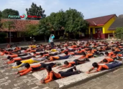 Siswa SDN Karawang Belajar Renang di Lapangan Sekolah