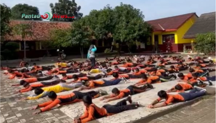 Siswa SDN Karawang Belajar Renang di Lapangan Sekolah