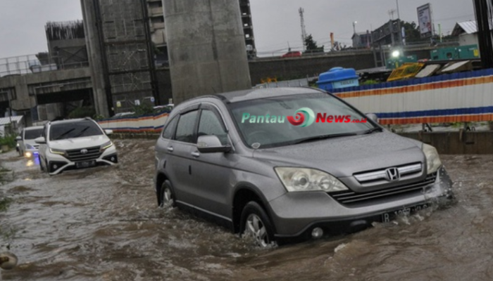 Tips Mengemudi Saat Banjir agar Kendaraan Tetap Aman