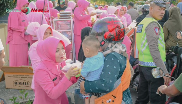 Pengurus Bhayangkari Polres Subulussalam Membagikan Takjil