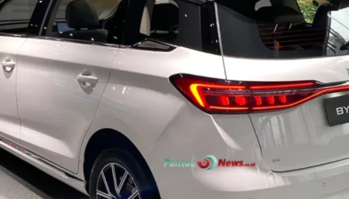 BYD M6 Jadi Mobil Listrik Terlaris 2025, Ini Faktanya!