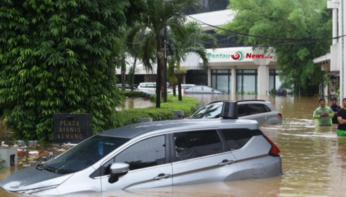 Cara Selamatkan Mobil Saat Banjir!