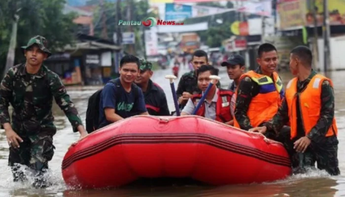 20 Titik Dikepung Banjir, Bekasi Terendam Total!