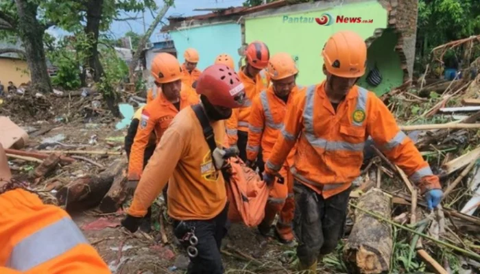 Amukan Sungai Cipalabuhan, Ibu-Anak Hilang!