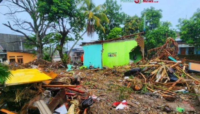 Amukan Sungai Cipalabuhan, Ibu-Anak Hilang!