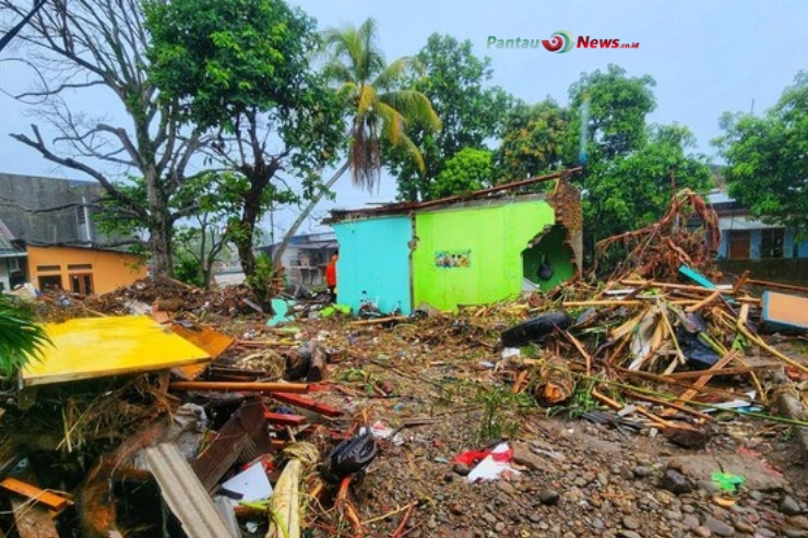 Amukan Sungai Cipalabuhan, Ibu-Anak Hilang!