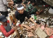 Dedi Mulyadi Turun Tangan Bersihkan Sampah Banjir di Pelabuhan Ratu