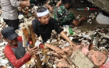 Dedi Mulyadi Turun Tangan Bersihkan Sampah Banjir di Pelabuhan Ratu