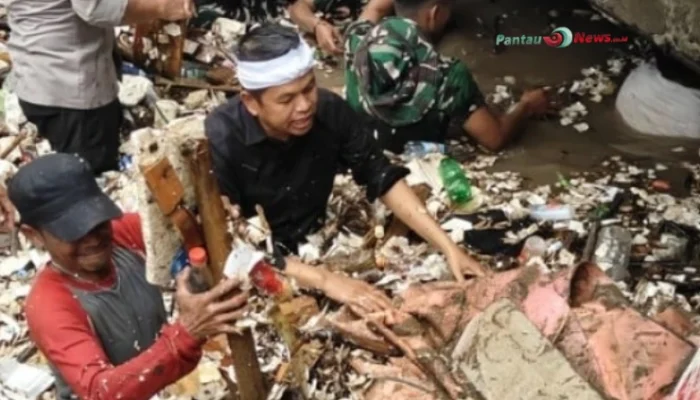 Dedi Mulyadi Turun Tangan Bersihkan Sampah Banjir di Pelabuhan Ratu