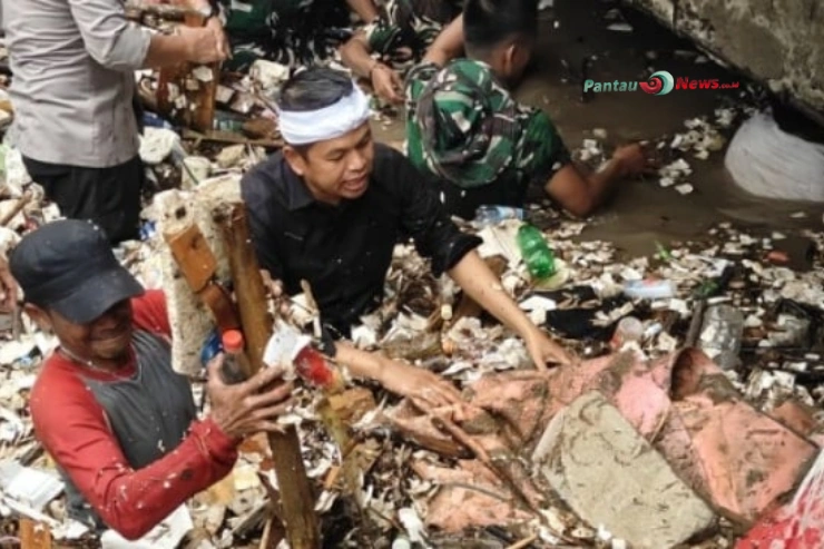 Dedi Mulyadi Turun Tangan Bersihkan Sampah Banjir di Pelabuhan Ratu