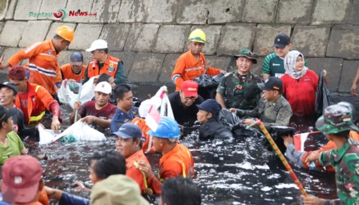 Dedi Mulyadi Turun Tangan Bersihkan Sampah Banjir di Pelabuhan Ratu