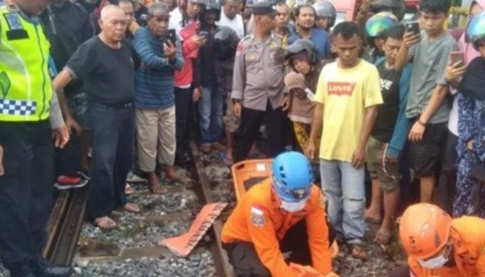 Truk Tertabrak Kereta Api di Perlintasan Tanpa Palang Pintu, Satu Orang Luka-Luka!