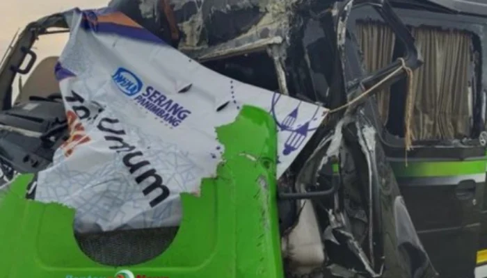 Tabrakan Maut di Tol Serang-Panimbang! Minibus Hantam Truk, 1 Orang Tewas
