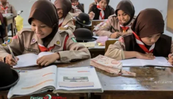 MK Wajibkan Pendidikan Dasar Gratis, Sekolah Swasta Hadapi Tantangan!