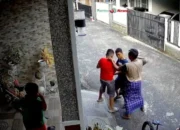 Viral! Pria di Palembang Tampar 3 Bocah Gara-Gara Main Bola, Netizen Geram!