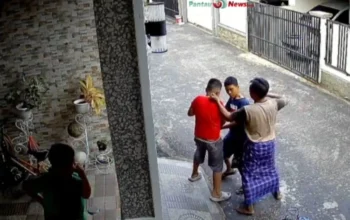 Viral! Pria di Palembang Tampar 3 Bocah Gara-Gara Main Bola, Netizen Geram!