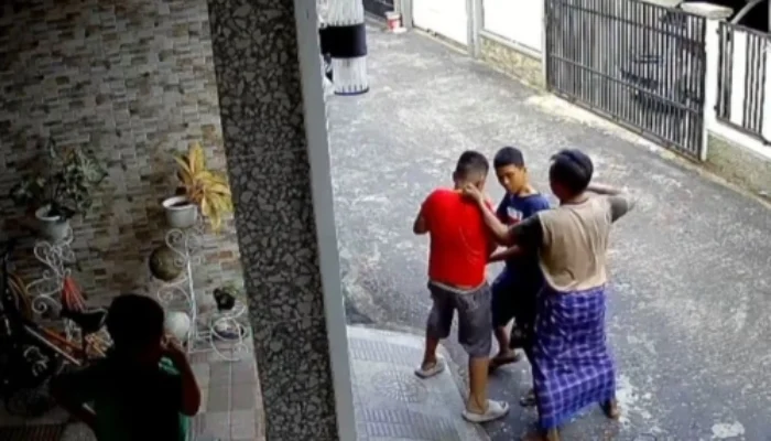 Viral! Pria di Palembang Tampar 3 Bocah Gara-Gara Main Bola, Netizen Geram!