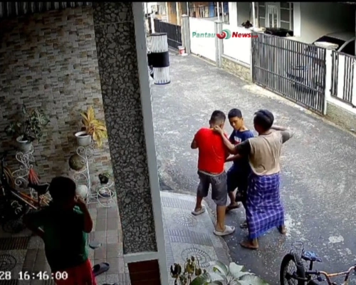 Viral! Pria di Palembang Tampar 3 Bocah Gara-Gara Main Bola, Netizen Geram!