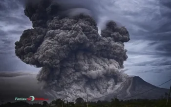 Gunung Raung Erupsi, Kolom Abu Capai 1.200 Meter di Jawa Timur