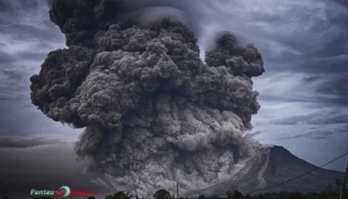 Gunung Raung Erupsi, Kolom Abu Capai 1.200 Meter di Jawa Timur