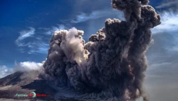 Gunung Raung Erupsi, Kolom Abu Capai 1.200 Meter di Jawa Timur