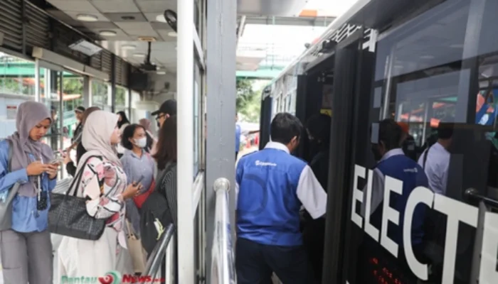 Kakek Teriaki Penumpang 'Teroris' di Halte TransJakarta, Viral!