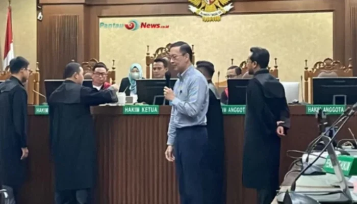 Tom Lembong Santai Makan Gula Rafinasi Saat Diperiksa Sebagai Terdakwa!