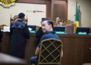 Tom Lembong Santai Makan Gula Rafinasi Saat Diperiksa Sebagai Terdakwa!