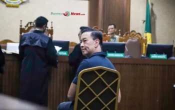 Tom Lembong Santai Makan Gula Rafinasi Saat Diperiksa Sebagai Terdakwa!