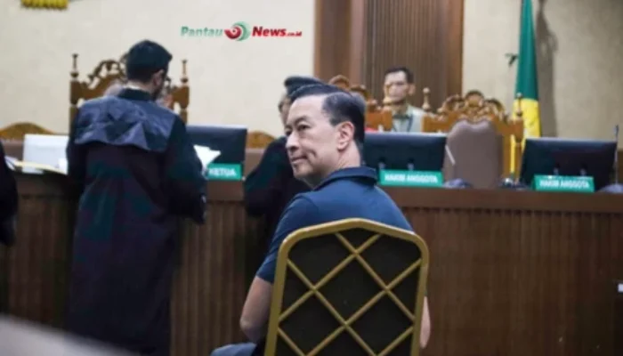 Tom Lembong Santai Makan Gula Rafinasi Saat Diperiksa Sebagai Terdakwa!