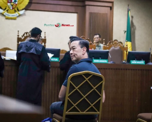 Tom Lembong Santai Makan Gula Rafinasi Saat Diperiksa Sebagai Terdakwa!
