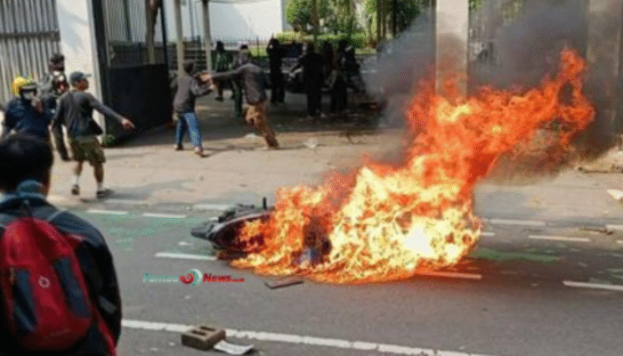 Demo Ricuh di DPR: Massa Lempar Batu, Bakar Motor, dan Rusak Fasilitas!