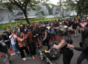 Demo Ricuh di DPR: Massa Lempar Batu, Bakar Motor, dan Rusak Fasilitas!