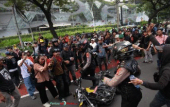 Demo Ricuh di DPR: Massa Lempar Batu, Bakar Motor, dan Rusak Fasilitas!