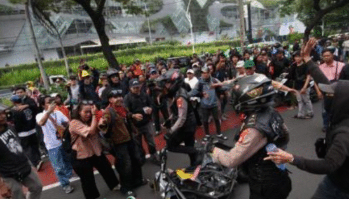 Demo Ricuh di DPR: Massa Lempar Batu, Bakar Motor, dan Rusak Fasilitas!