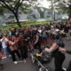 Demo Ricuh di DPR: Massa Lempar Batu, Bakar Motor, dan Rusak Fasilitas!