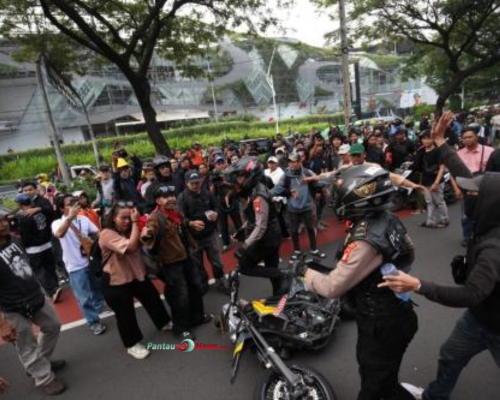 Demo Ricuh di DPR: Massa Lempar Batu, Bakar Motor, dan Rusak Fasilitas!