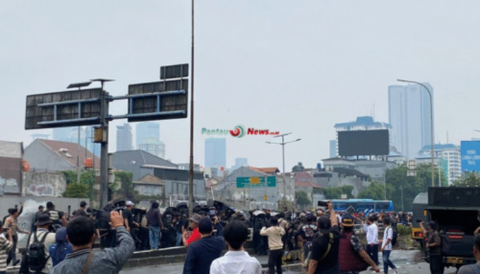 Demo DPR 25 Agustus Ricuh: Massa Bakar Motor dan Rusak Barikade!