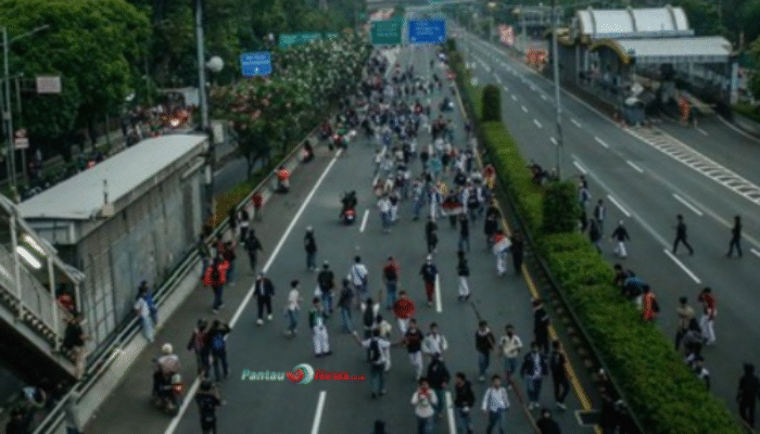 Demo DPR Memanas: Massa Terobos Tol Dalkot Lumpuhkan Jakarta