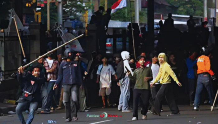 Demo DPR Memanas: Massa Terobos Tol Dalkot Lumpuhkan Jakarta