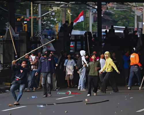 Demo DPR Memanas: Massa Terobos Tol Dalkot Lumpuhkan Jakarta