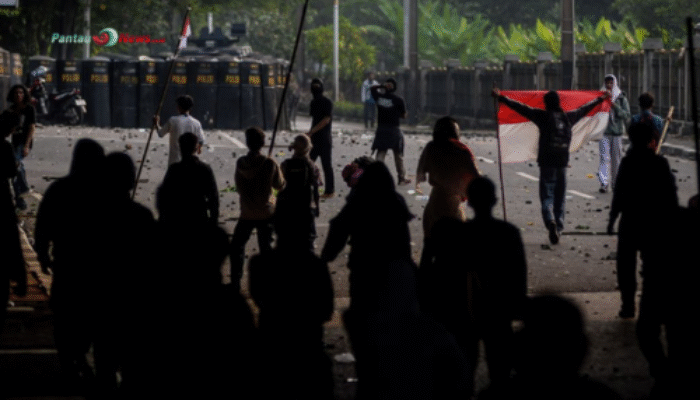 Demo DPR 25 Agustus Ricuh: Massa Bakar Motor dan Rusak Barikade!