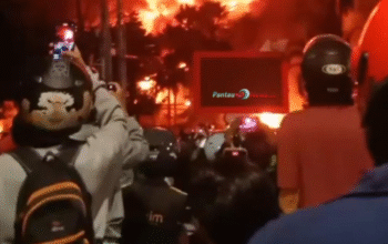 Kantor DPRD Makassar Dibakar Massa, 10 Mobil Hangus: 3 Orang Tewas!
