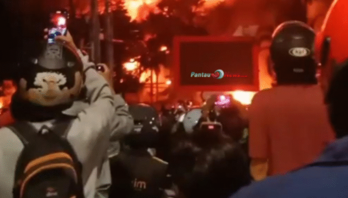 Kantor DPRD Makassar Dibakar Massa, 10 Mobil Hangus: 3 Orang Tewas!