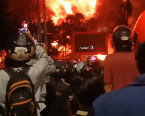 Kantor DPRD Makassar Dibakar Massa, 10 Mobil Hangus: 3 Orang Tewas!