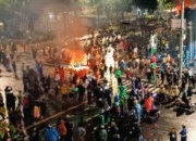 Mencekam! Pasca Ojol Tewas Dilindas Brimob, Massa Bakar Mobil