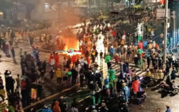 Mencekam! Pasca Ojol Tewas Dilindas Brimob, Massa Bakar Mobil